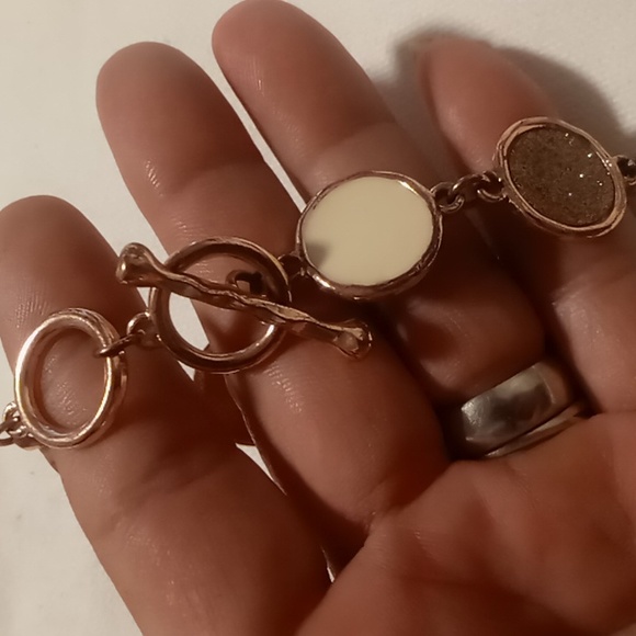 Rose gold color toggle clasp bracelet with enamel accents - Picture 2 of 4